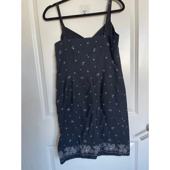 Elegant Black Midi Dress with White Floral Accents - Picture 3 of 5